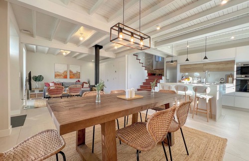 Outes Cabaña | 3-bedroom charming cottage in Rías Baixas with WiFi, AC