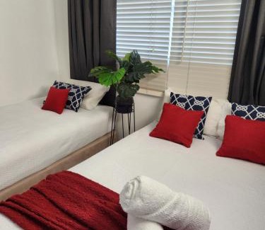 Stuart Park Casa | 3 Bedroom City Fringe Townhouse with Spa & Courtyard