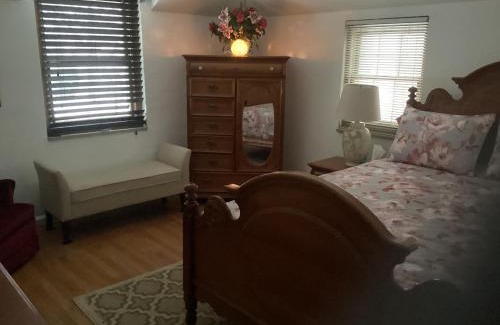 Royal Oak Casa | 3 bedroom colonial house