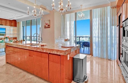 Bal Harbour Condominio | 3 Bedroom Condo 440589 by Houzlet