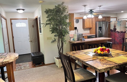 Poland Condominio | 3-bedroom condo in beautiful Poland with 3 full bathrooms and 1 half bath.