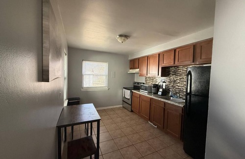Oak Park Condominio | 3-bedroom condo in charming Oak Park with WiFi, AC, laundry, garage and basement