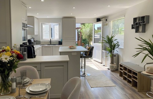 Sark Cabaña | 3 bedroom cottage in Sark, on the Avenue.