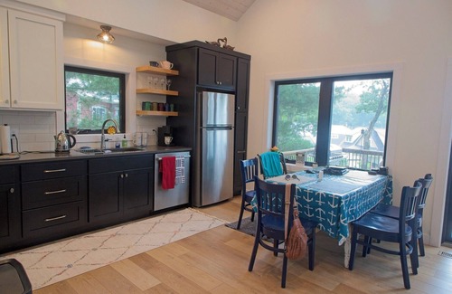 Baldwin Cabaña | 3-bedroom cottage with WiFi, AC at Big Star Lake, Near Hunting & Fishing