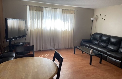 Hardisty Apartamento | 3 Bedroom Cozy Apartment 2 Blocks from Main Street Private Entrance