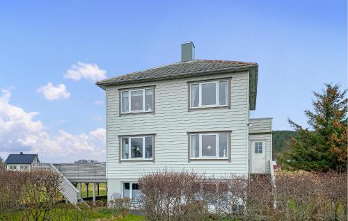 Sandoy Apartamento | 3 Bedroom Cozy Apartment In Myklebost