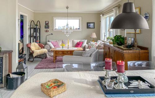 Sandoy Apartamento | 3 Bedroom Cozy Apartment In Myklebost