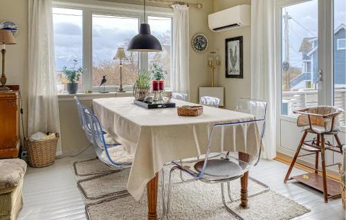 Sandoy Apartamento | 3 Bedroom Cozy Apartment In Myklebost