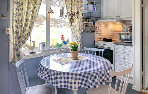 Sandoy Apartamento | 3 Bedroom Cozy Apartment In Myklebost