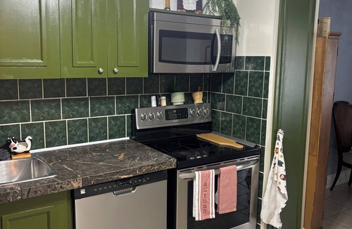 Hamilton Casa | 3 bedroom- Cozy Hamilton Townhouse