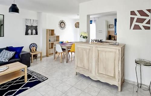 Saint-Gaultier Casa | 3 Bedroom Cozy Home In Saint-Gaultier