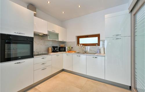 Vinica Casa | 3 Bedroom Cozy Home In Vinica
