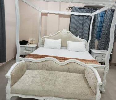 Hyderabad Apartamento | 3-Bedroom Elegant and Spacious AC Apartment only for families, Prime Location, Just 100m from Main Road!