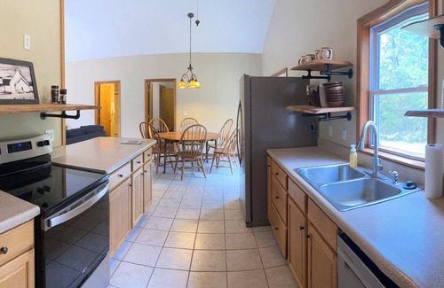 Hermann Casa | 3-bedroom family friendly home on 4 acres near Hermann with WiFi, AC, deck