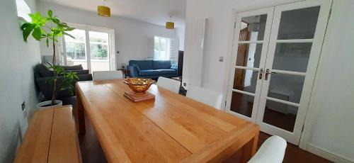 Greenhill Casa | 3-Bedroom Family Home. Just 5 Mins From The Beach!