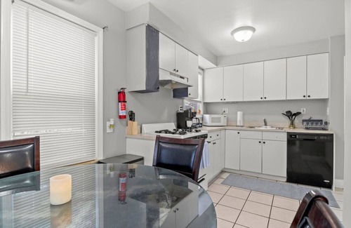 Lincoln Park Apartamento | 3 Bedroom Fenced Backyard Pets Welcome Sleeps 6