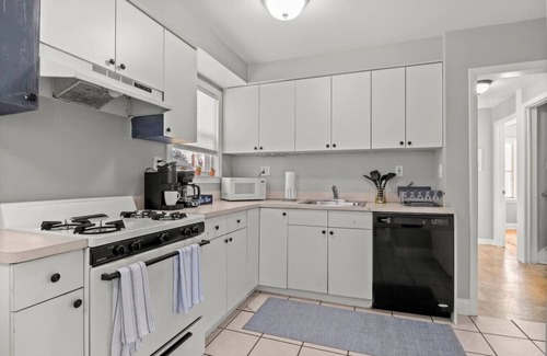 Lincoln Park Apartamento | 3 Bedroom Fenced Backyard Pets Welcome Sleeps 6