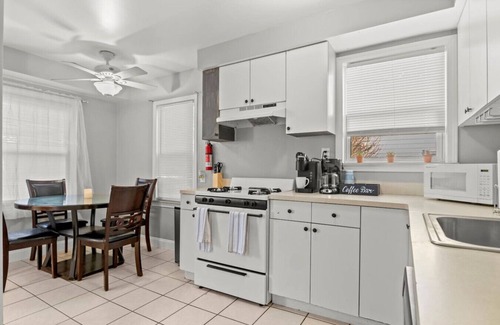 Lincoln Park Apartamento | 3 Bedroom Fenced Backyard Pets Welcome Sleeps 6