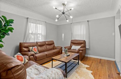 Lincoln Park Casa | 3 Bedroom Fenced Backyard Pets Welcome Sleeps 6