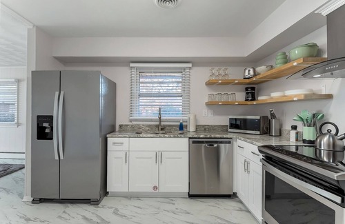 Norfolk - Virginia Beach Casa | 3 Bedroom Gem Next to ORF! Central Hampton Roads! 3 BR 2 BA + WIFI