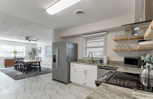 Norfolk - Virginia Beach Casa | 3 Bedroom Gem Next to ORF! Central Hampton Roads! 3 BR 2 BA + WIFI
