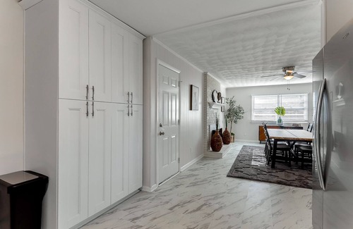 Norfolk - Virginia Beach Casa | 3 Bedroom Gem Next to ORF! Central Hampton Roads! 3 BR 2 BA + WIFI