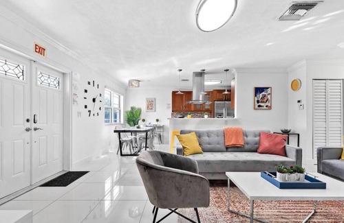 Driftwood Casa | 3-Bedroom Glamour: Iconic Hollywood Pool Home