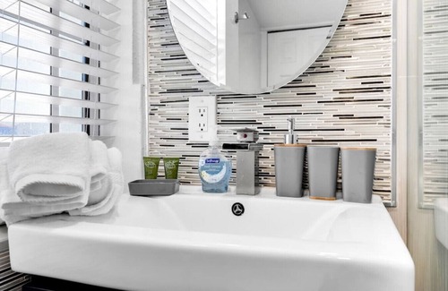 Driftwood Casa | 3-Bedroom Glamour: Iconic Hollywood Pool Home