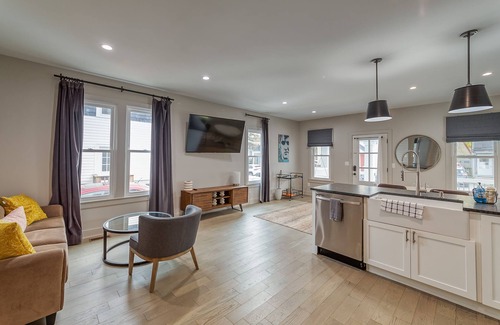 Burns Park Casa | 3 Bedroom Greek Revival Cottage Walk to Big House