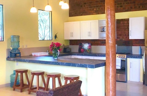 Aserradores Casa | 3-bedroom house in Cool El Manzano Número 1 with WiFi 100 steps to the Pacific.