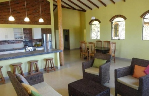 Aserradores Casa | 3-bedroom house in Cool El Manzano Número 1 with WiFi 100 steps to the Pacific.