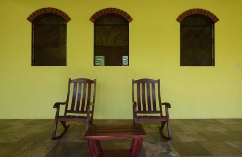 Aserradores Casa | 3-bedroom house in Cool El Manzano Número 1 with WiFi 100 steps to the Pacific.