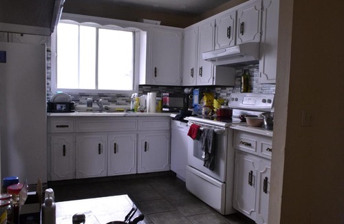 Forest Lawn Apartamento | 3-Bedroom Half Duplex Main Floor Suite
