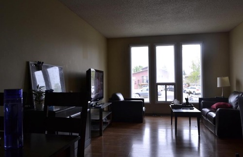 Forest Lawn Apartamento | 3-Bedroom Half Duplex Main Floor Suite