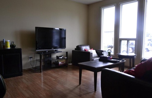 Forest Lawn Apartamento | 3-Bedroom Half Duplex Main Floor Suite