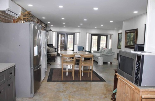 DeRidder Cabina | 3-bedroom Hickory Hill Lodge on a Lake, Sleeps 12, Extra Living Space 2 Kitchens