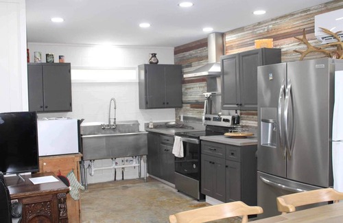 DeRidder Cabina | 3-bedroom Hickory Hill Lodge on a Lake, Sleeps 12, Extra Living Space 2 Kitchens