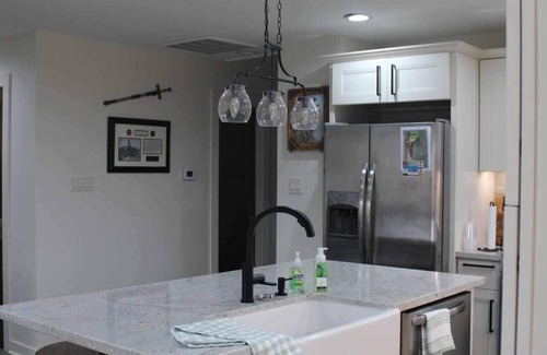 DeRidder Cabina | 3-bedroom Hickory Hill Lodge on a Lake, Sleeps 12, Extra Living Space 2 Kitchens