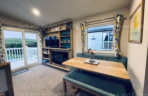 Newquay Cabina | 3-bedroom Holiday Home With Valley Views