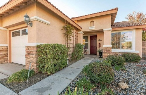 Palmdale Casa | 3 Bedroom Home Great Area Near Shops & Restaurants!
