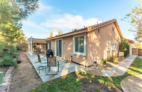 Palmdale Casa | 3 Bedroom Home Great Area Near Shops & Restaurants!