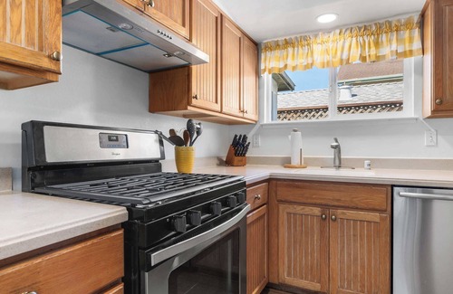 Eastside Santa Cruz Casa | 3 Bedroom Home Near Twin Lakes Beach
