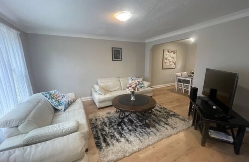 Newtonbrook Casa | 3-bedroom Home with huge backyard in Yonge. 15 minutes to Finch Subway