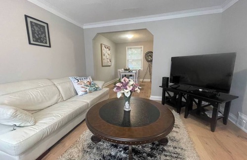 Newtonbrook Casa | 3-bedroom Home with huge backyard in Yonge. 15 minutes to Finch Subway