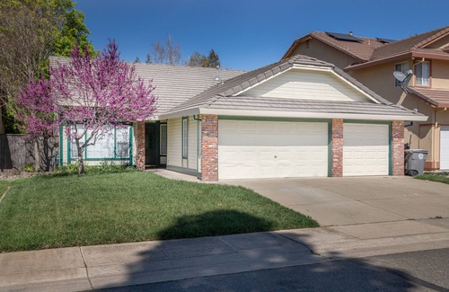 Elk Grove Casa | 3 bedroom home with pool!!