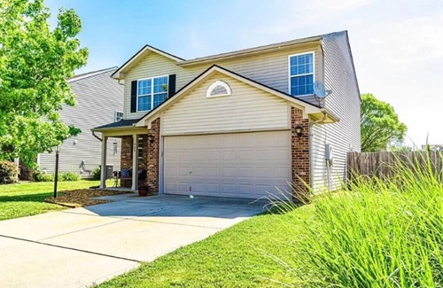 Brownsburg Casa | 3-bedroom home with fenced yard, 2 car garage and patio