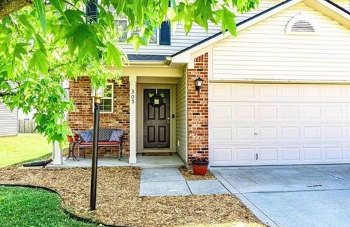 Brownsburg Casa | 3-bedroom home with fenced yard, 2 car garage and patio