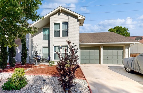 Leon Valley Casa | 3-bedroom home with private pool, fireplace, patio and BBQ grill