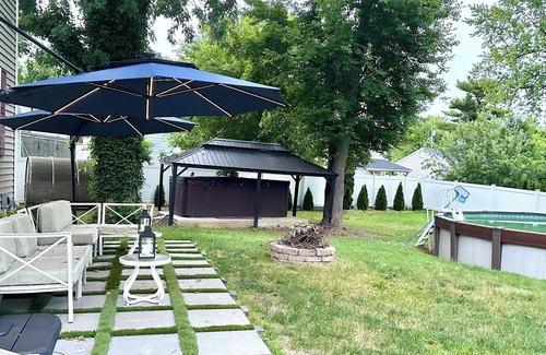 East Brunswick Casa | 3-Bedroom Home with Fireplace & 130-Inch Projector – Great for Family Getaways!