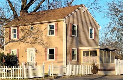 East Brunswick Casa | 3-Bedroom Home with Fireplace & 130-Inch Projector – Great for Family Getaways!